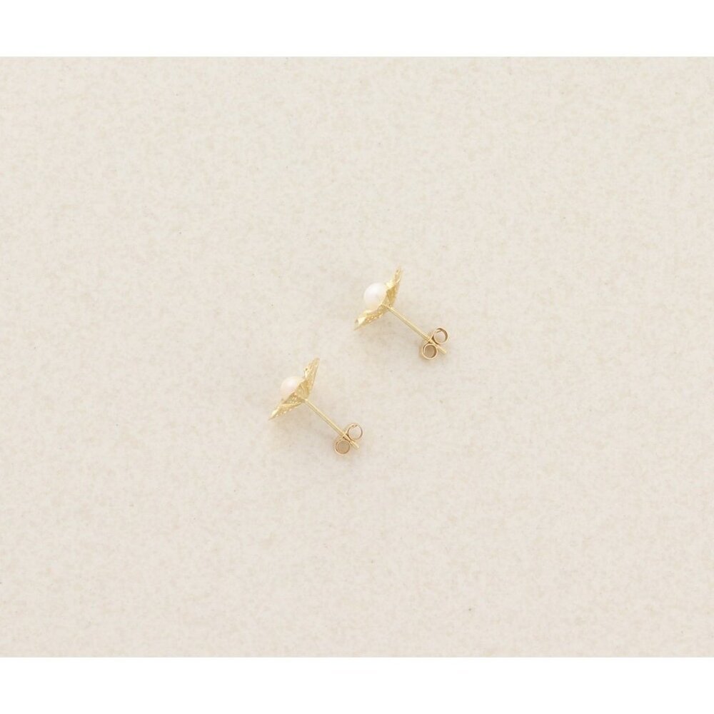 14k Yellow Gold Freshwater Seed Pearl Flower Earrings Stud Post 3/8" - Picture 6 of 7